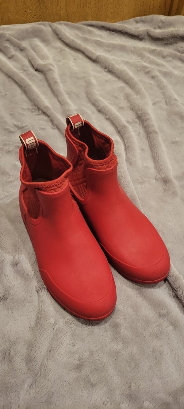 UGG Sienna Matte Red Waterproof Rain Boots Chelsea Ankle Boots Womens Size 8